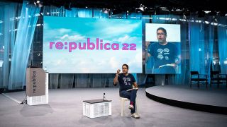 Hasnain Kazim spricht bei der Re:publika 2022. (Quelle: re:publica/Stefanie Loos)