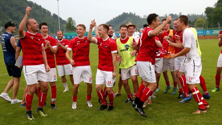 Die sorbische Mannschaft feiert ihren Erfolg bei der Europeada. (Quelle: Europeada)
