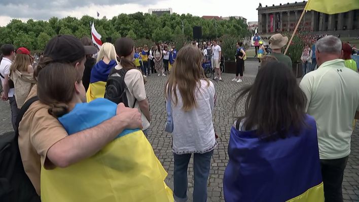 Teilnehmer einer Ukraine-Demonstration haben sich im Berliner Lustgarten versammelt. (Quelle: rbb24 Abendschau)