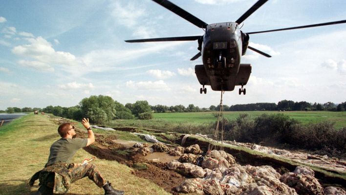 Ein CH-53 Hubschrauber der Heeresflieger lädt Sandsäcke in das abgesackte Teilstück am Oderdeich bei Hohenwutzen (Archivfoto vom 30.07.1997). 20 Jahre nach der Jahrhundertflut an der Oder ist die Gefahr extremhoher Pegelstände in Flüssen der Region nicht gebannt. (Foto: Kay Nietfeld/dpa)
