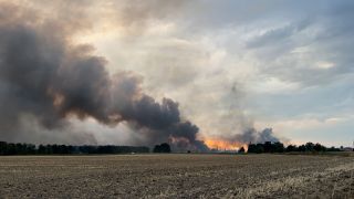 Der Waldbrand bei Kölsa hat sich am 25.07.2022 auf 100 Hektar ausgeweitet. Die Orte Rehfeld und Kölsa wurden evakuiert. (Quelle: TNN)