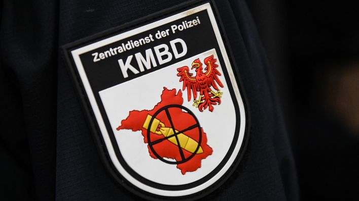 Das Wappen des Kampfmittelbeseitigungsdienst (KMBD), einem Zentraldienst der Polizei Brandenburg. (Quelle: dpa/Julian Stähle)