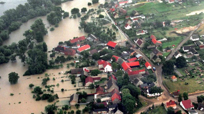 Blick aus dem Flugzeug am 21.7.1997 auf die überschwemmte Ortschaft Ratzdorf, südlich von Eisenhüttenstadt. Der Ort am Zusammenfluss von Oder und Neiße ist damals nicht durch einen Deich geschützt. (Foto: Wolfgang Kumm/dpa)