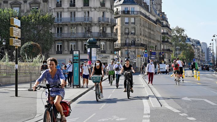 Pariser Fahrradfahrer:innen fahren am 16.09.2020 über die Rue de Rivoli in Paris, die die Pariser Bürgermeisterin Anne Hidalgo für den Autoverkehr gesperrt hat. (Quelle: dpa/Daniel Pier)