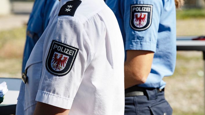 Junge Polizistinnen (Quelle: dpa/Paul Zinken)