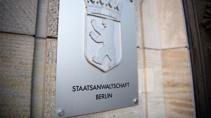 Symbolbild: Das Schild mit der Aufschrift «Staatsanwaltschaft Berlin» (Quelle: dpa/Fabian Sommer)