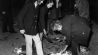 Jugendliche fans der britischen Band "Rolling Stones" sammeln am 15.09.1965 auf der Waldbühne in Berlin ihre Schuhe ein die sie zuvor auf die Bühne geworfen hatten. (Quelle: dpa/Konrad Giehr)