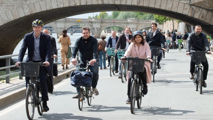 Die Bürgermeisterin von Paris, Anne Hidalgo mit Christian Prudhomme, Olivier Schneider am 21. Mai 2021 auf Fahrrädern. (Quelle: dpa/Marechal Aurore)