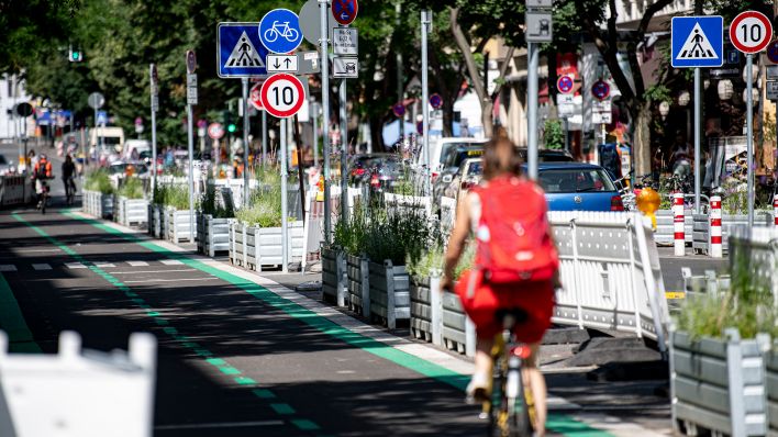 Fahrradfahrer fahren am 21.07.2021 auf dem neuen Fahrradweg auf der verkehrsberuhigten Bergmannstraße mit Tempobeschränkung von 10 km/h. (Quelle: dpa/Fabian Sommer)