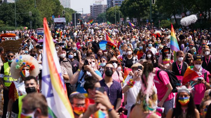 Archivbild: Tausende Menschen nehmen an der Parade des Christopher Street Day (CSD) am 24.07.2021 in Berlin teil. (Quelle: dpa/Jörg Carstensen)