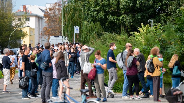 Archivbild: Menschen stehen in einer langen Schlange vor den Wahllokalen, September 2021 (Quelle: dpa-Zentralbild/Monika Skolimowska)