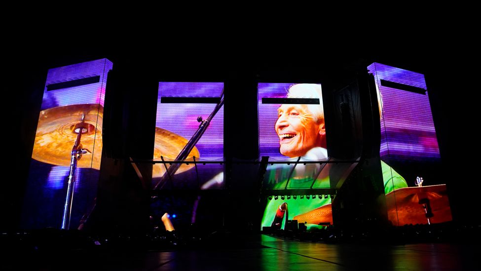 Eine Videoprojektion mit dem Schlagzeuger Charlie Watts am 14. Oktober 2021 bei einem Konzert der Rolling Stones in Kallifornien. (Quelle: dpa/Chris Pizzello)