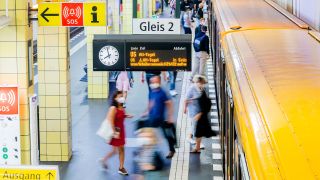 Archivbild: Fahrgäste steigen am 13.08.2021 am U-Bahnhof Friedrichstraße ein und aus. (Quelle: dpa/Christoph Soeder)