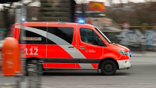 Ein Rettungswagen der Feuerwehr am 31.01.2022 bei einer Einsatzfahrt mit Blaulicht. (Quelle: dpa/Thomas Bartilla)