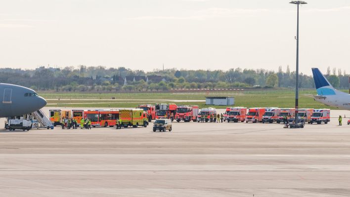 Symbolbild: Ein A310 MedEvac der deutschen Luftwaffe steht am 20.04.2022 neben zahlreichen Krankenwagen auf dem Rollfeld des Hannover Flughafen. (Quelle: dpa/Ole Spata)