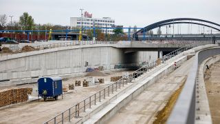 Archivbild: Bauarbeiten an der Baustelle zum Weiterbau Autobahn A100 in Neukölln am 21.04.2022. (Quelle: dpa/Carsten Koall)