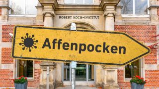Eine Aufschrift "Affenpocken" vor dem Robert-Koch-Institut (Quelle: SULUPRESS.DE/Torsten Sukrow)