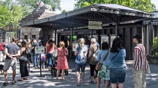 Dicht an dicht stehen am 17.06.2022 Besucher an den Kassen des Zoo Berlins. (Quelle: dpa/Paul Zinken)