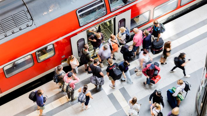 Fahrgäste steigen am 30.06.2022 Berliner Hauptbahnhof aus einem Regionalexpress aus. (Quelle: dpa/Christoph Soeder)