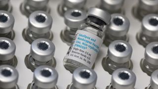 Leere Ampullen mit dem Impfstoff von Bavarian Nordic (Imvanex / Jynneos) gegen Affenpocken stehen im Klinikum rechts der Isar in einer Schachtel auf einem Tisch. (Quelle: dpa/Sven Hoppe)