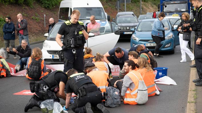 Demonstranten der Gruppe "Letzte Generation" haben eine Ausfahrt der Stadtautobahn im Stadtteil Schöneberg blockiert. (Quelle: dpa/Paul Zinken)