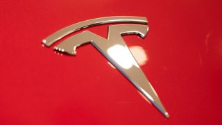 Symbolbild: Logo des Herstellers auf einem Tesla (Quelle: dpa/Christophe Gateau)