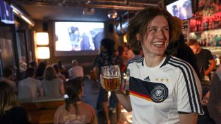 Sabine steht in der FC Magnet Bar und schaut sich beim Public Viewing das EM-Halbfinalspiel Deutschland gegen Frankreich an. (Foto: Jörg Carstensen/dpa)
