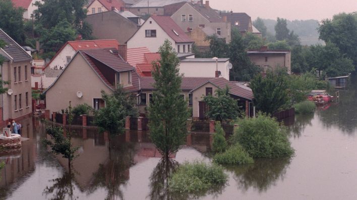 Überflutete Häuser am 18.07.1997 am Oderkanal in Eisenhüttenstadt. (Quelle: dpa/Berliner Verlag/Jörg Bergmann)