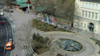 Archivbild: Blick auf den Olof-Palme-Platz mit Eingang zum Aquarium (r) und den Eingang des Zoologischen Gartens an der Budapester Straße am 24.04.2013 in Berlin. (Quelle: dpa/Britta Pedersen)
