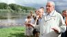 Mit einem Besuch des Deiches bei Hohenwutzen beendet der ehemalige Bundeskanzler Helmut Kohl am 29.07.1997 seine Visite des Hochwassergebietes im Oderbruch (Brandenburg). (Quelle: dpa/Kay Nietfeld)