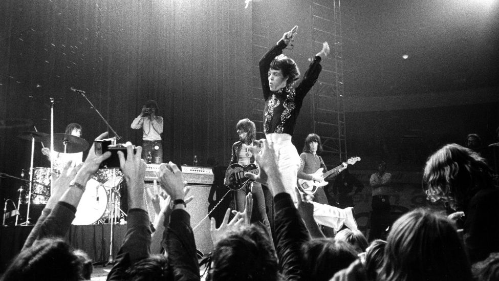 Die britische Rockband "The Rolling Stones" gibt am 16.09.1970 in der Deutschlandhalle in Berlin ein Konzert vor begeisterten Fans. (Quelle: dpa/Joachim Barfknecht)