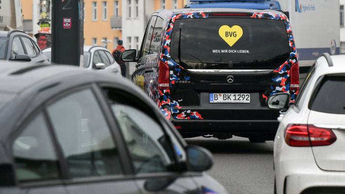 Ein Van vom Fahrservice der BVG Berlkönig (Quelle: DPA/Jens Kalaene)