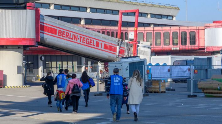 Geflüchtete Menschen aus der Ukraine kommen im Aufnahmezentrum in Berlin-Tegel an. (Quelle: dpa/Uwe Koch)