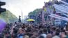 Unter dem Motto "Rave the Planet" zieht eine Parade aus Technofans tanzend auf der Straße des 17. Juni vorbei (Bild: dpa/Jörg Carstensen)