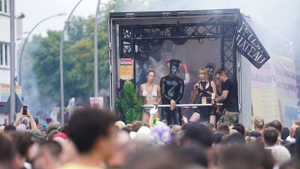 Unter dem Motto «Rave the Planet» zieht eine Parade aus Technofans tanzend zur Siegessäule (Bild: dpa/Jörg Carstensen)