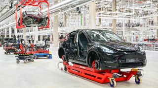 Fahrzeug-Produktion in der Tesla-Gigafactory in Grünheide. (Quelle:dpa/P.Pleul)