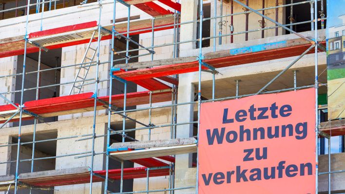 Baustelle Werbeschild, Hinweis auf letzte verfügbare Wohnung. (Quelle: dpa/J.Tack)