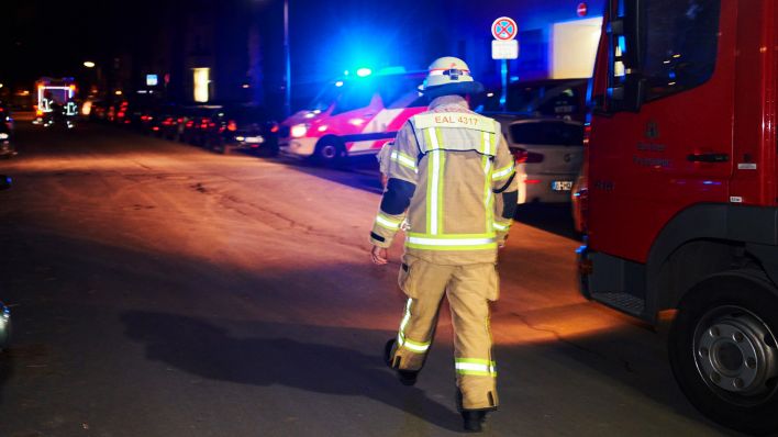 Symbolbild:Ein Feuerwehrmann läuft neben einem Einsatzwagen. (Quelle: dpa/A.Riedl)
