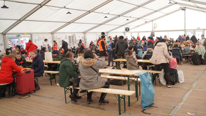 Archivbild: Gut besucht ist das Zelt der Berliner Stadtmission vor dem Hauptbahnhof. Hier erhalten ukrainische Flüchtlinge Essen und Ratschläge für die Weiterfahrt. (Quelle: dpa/J. Carstensen)