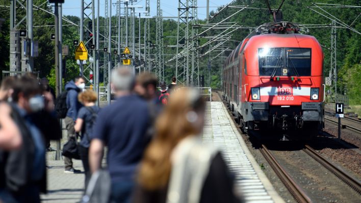 Reisende warten auf dem Bahnhof Potsdam-Sanssouci auf den in Richtung Frankfurt (Oder) fahrenden Regionalzug. (Quelle: Soeren Stache/dpa)