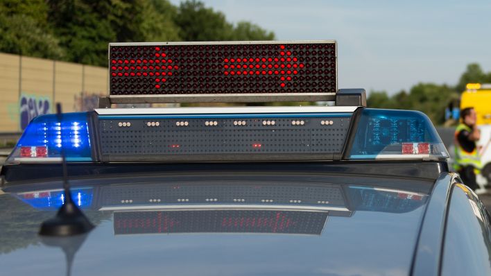 Symbolbild: Ein Streifenwagen, der Polizei steht mit Blaulicht vor einer Unfallstelle auf der Autobahn. (Quelle: dpa/Gelhot)