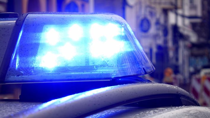 Symbolbild: Ein Polizeiauto bei einer Einsatzfahrt mit Blaulicht. (Quelle: dpa/Geisler)