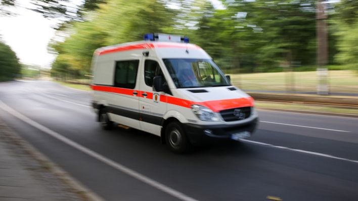 Symbolbild: Ein Rettungswagen fährt durch die Straße. (Quelle: dpa/Friedrich Bungert)