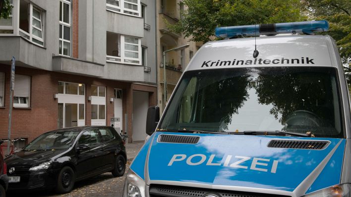 Symbolbild: Ein Wagen der Kriminaltechnik der Polizei steht vor einem Mehrfamilienhaus. (Quelle: dpa/Paul Zinken)