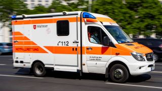 Ein Rettungswagen fährt in Berlin. (Quelle: dpa/Emmanuele Contini)