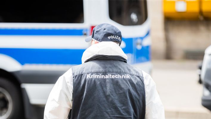 Symbolbild: Kriminaltechniker im Einsatz (Quelle: dpa/Christoph Soeder)