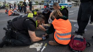 Polizei und Klimaaktivist:innen in Berlin (Quelle: dpa/Michael Kuenne)