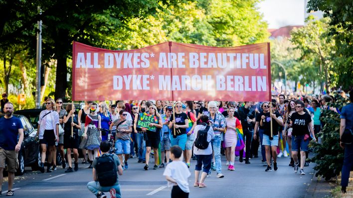 Der Umzug «Dyke March Berlin» für lesbische Sichtbarkeit zieht über den Mehringdamm. (Quelle: dpa/Christoph Soeder)