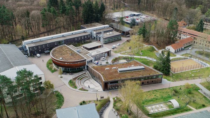 Archivbild: Der Waldcampus der Hochschule für nachhaltige Entwicklung Eberswalde (HNEE), Luftaufnahme mit einer Drohne. (Quelle: dpa/P. Pleul)