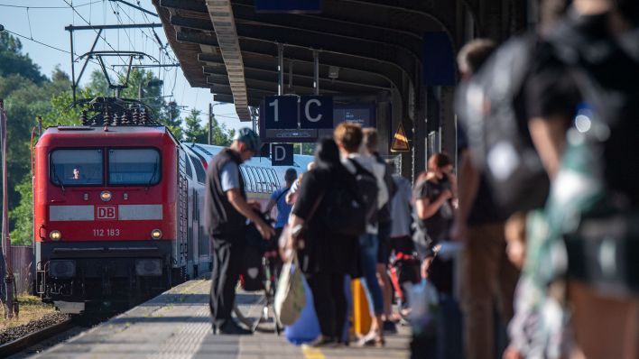 Symbolbild: Fahrgäste warten im Bahnhof auf eine Regionalbahn. (Quelle: dpa/S. Sauer)